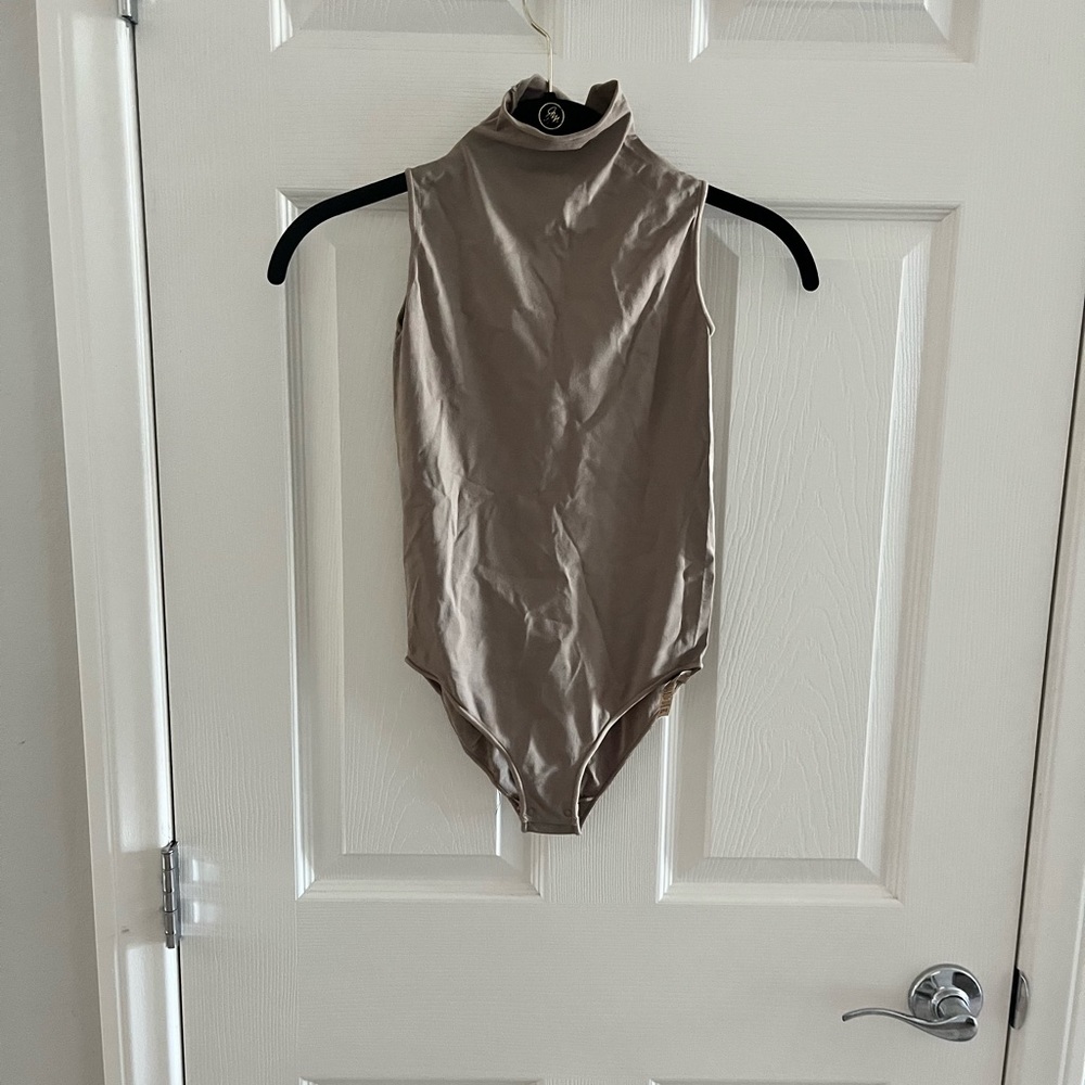 SKIM NWOT ESSENTIAL MOCK NECK SLEEVELESS BODYSUIT XXS/XS